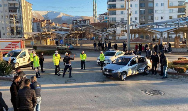 Niğde'de feci kaza: yolcular camdan yola fırladı