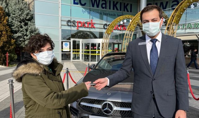 Nikâhtan bir gün önce son model otomobil kazandılar