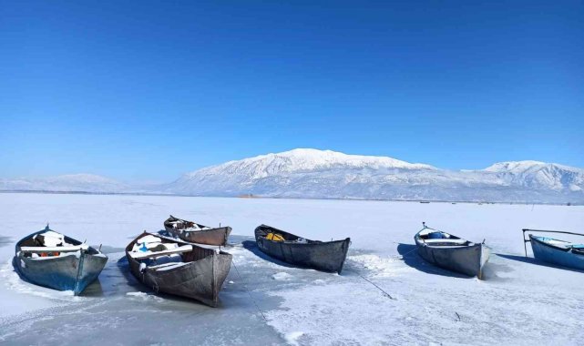 Nilüferleriyle ünlü Işıklı Baraj Gölü dondu