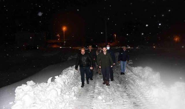 Nusaybin Kaymakamı Kayabaşı, gece yarısına kadar karla mücadele çalışmalarına katıldı