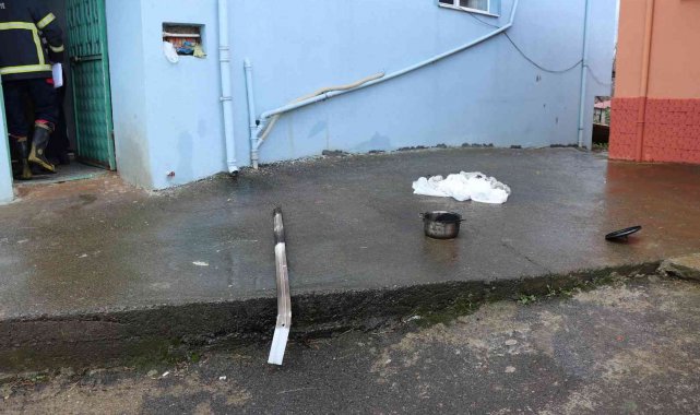 Ocakta unutulan yemek tutuştu, panik yapan komşular ekipleri alarme geçirdi