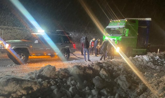 Off Roadcular yolda kalan tırı böyle kurtardı