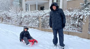 Oğlunu market ve berbere kızakla çekerek götürdü