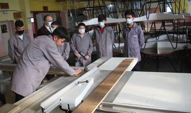 Öğrenciler 87 kurum ve okul için kütüphane malzemesi üretti