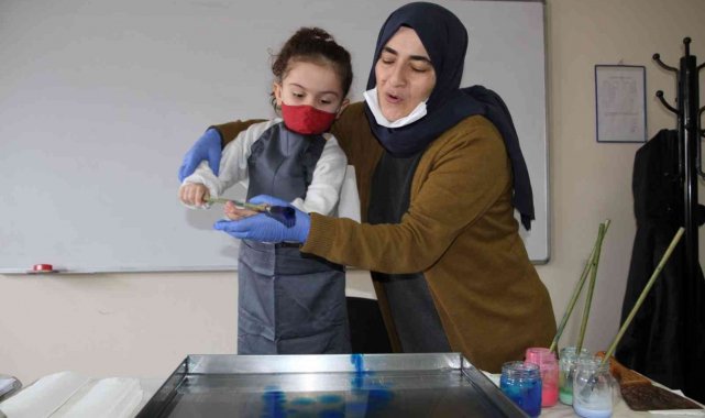 Öğrenciler ebru sanatı ile buluşuyor