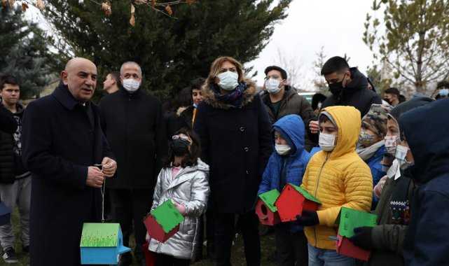 Öğrenciler, elleriyle yaptığı kuş yuvalarını ağaçlara yerleştirdi