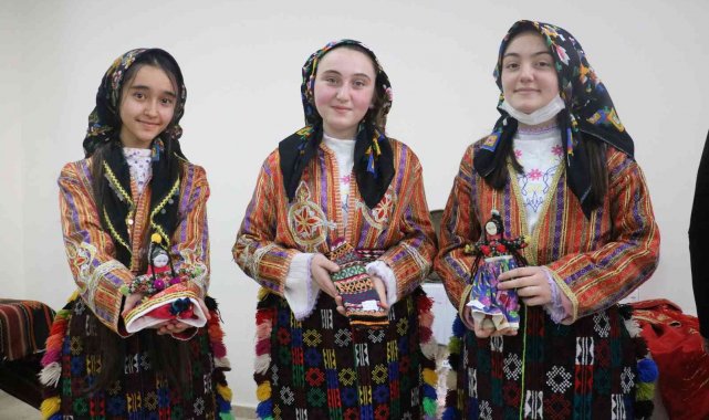 Öğrenciler evlerinden taşıdı, kentin tarihini sergilediler