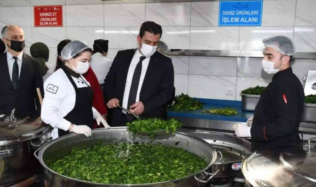 Öğrenciler günde 2 bin 200 kişiye yemek üretiyor