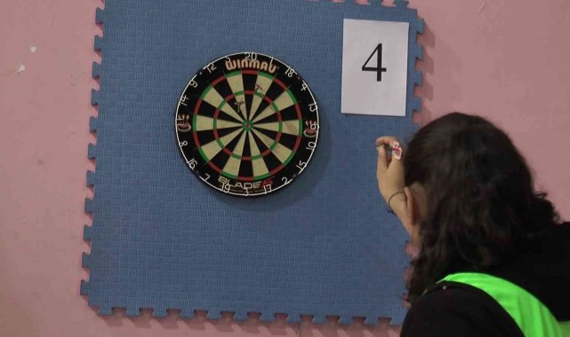 Öğrenciler hedefi vurmak için ok attı