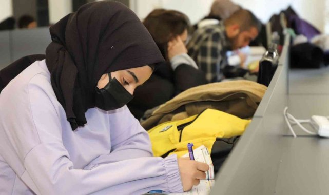 Öğrenciler Karaköprü'de sıcak ortamda ders çalışıyor