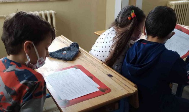 Öğrenciler okulda, veliler dışarıda karne heyecanı yaşadı