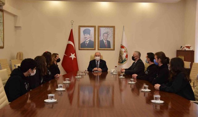 Öğrenciler projelerini Vali Karadeniz'le paylaştı