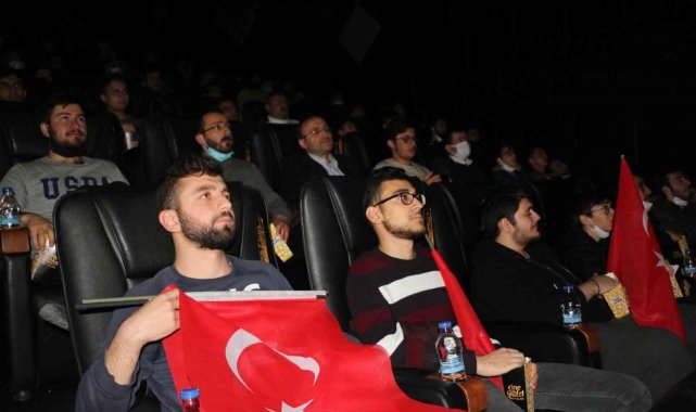 Öğrenciler Türk bayraklarıyla sinemada &quot;Kesişme: İyi Ki Varsın Eren&quot;i izledi