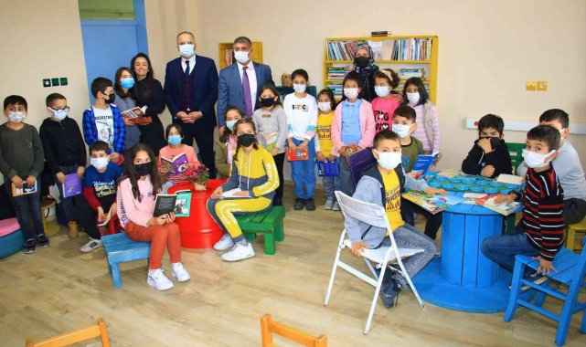 Öğrenciler yaptı... Doğanın içindeki okula geri dönüşümle kütüphane kuruldu