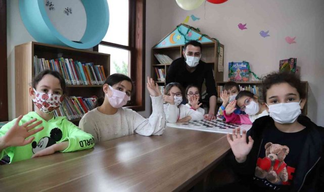 Öğrenciler yarıyıl yorgunluğunu Eğlenceli Çocuk Kütüphanesi'nde atıyor