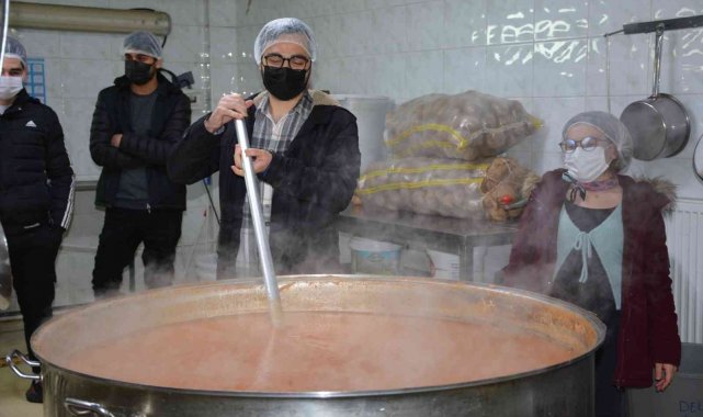 Öğrenciler yemeklerinin nasıl piştiğini gördü