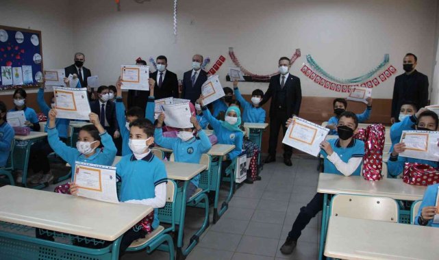 Öğrencilere karnelerini veren Vali Aksoy; Tatilinizi iyi değerlendirin