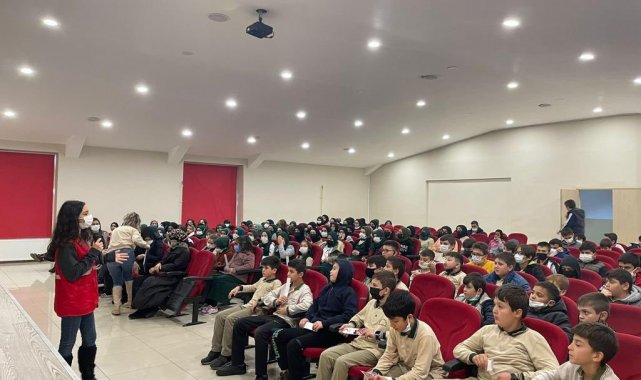 Öğrencilere Kızılay anlatılıyor