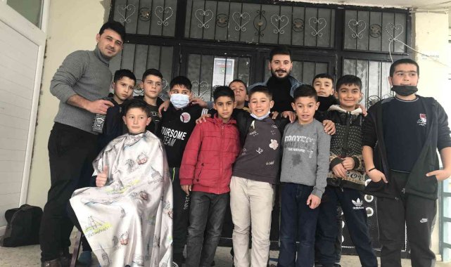 Öğrencileri sosyal bilgiler öğretmeni tıraş ediyor