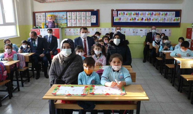 Öğrencilerin karne heyecanına Vali ve Belediye Başkanı da ortak oldu