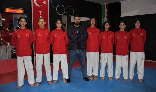 Öğrencilerinin dersleri aksayınca spor salonunu 'etüt salonu'na dönüştürdü