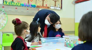 Öğretmen başkan öğrencilerin karne sevincini paylaştı