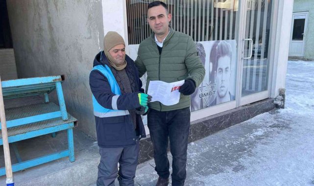 Öğretmen öğrencisinin karnesini velisine teslim etti