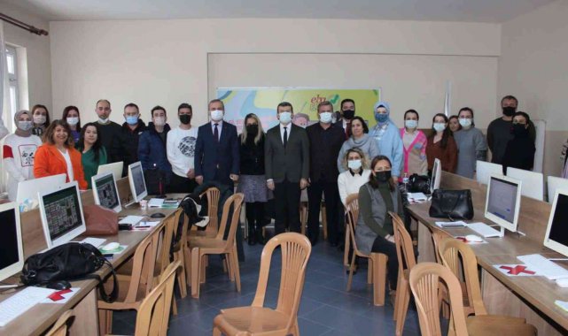 Öğretmen ve yöneticilere yönelik 'eğitimde yeni yaklaşımlar kursu' düzenlendi