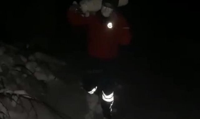 Oksijen Tüpünü hastaya omuzunda taşıdı