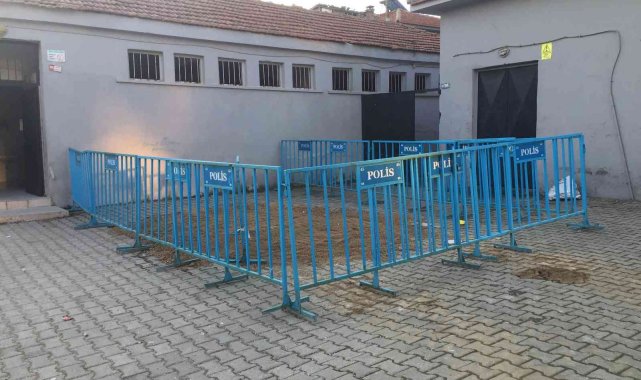 Okul bahçesinde çöken zemin dolduruldu