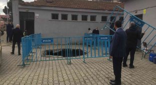 Okul bahçesinde korkutan göçük