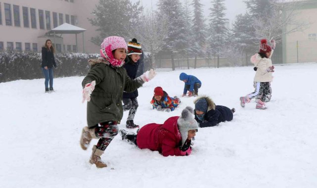 Okul bahçesinde minik öğrencilerin kartopu keyfi