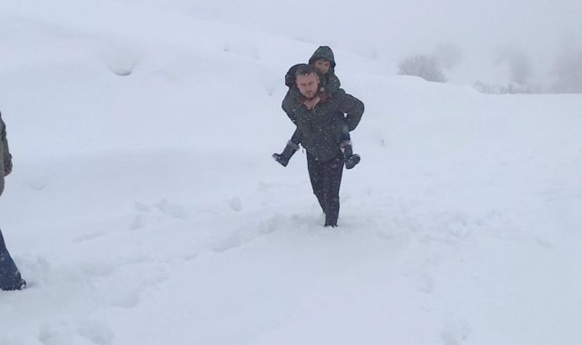 Okul müdürü öğrencisini sırtında taşıdı