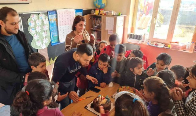 Okul okul gezerek hiç doğum günü kutlamayan çocukları pastayla sevindirdi