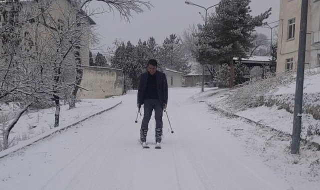 Okul yolunu kayak pistine çeviren öğretmen, kayarak okula gidiyor