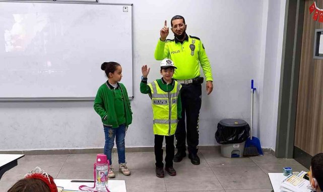Okullarda öğrencilere trafik eğitimi