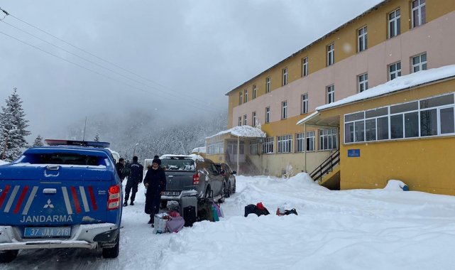 Okullarında mahsur kalan öğrenciler evlerine ulaştırıldı