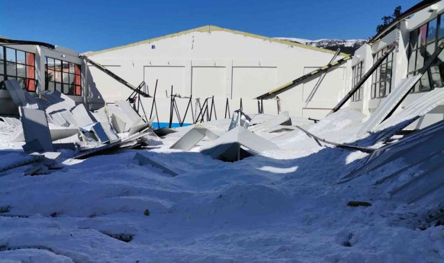 Okulun spor salonu çöktü