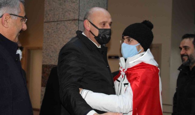 Olimpiyatlarda mücadele edecek Furkan Akar alkışlarla Çin'e uğurlandı