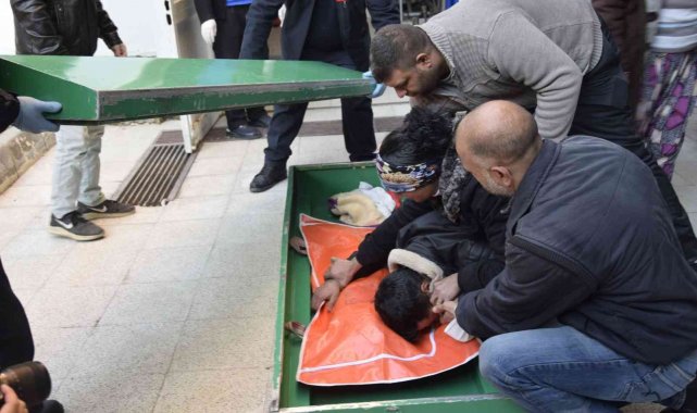 Ölümü sonrası annesi ve dayısı tutuklanan minik Ayşenur'un babası, kızının cenazesini feryat ederek aldı