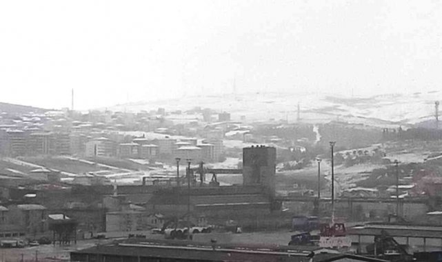 Onbeş dakikalık kar yağışı Bandırma&#039;yı beyaza bürüdü