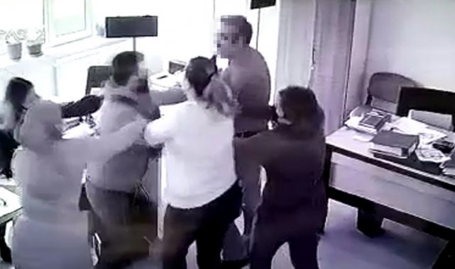 Önce kadın memura hakaret etti, sonra ayırmaya çalışan memura kafa attı