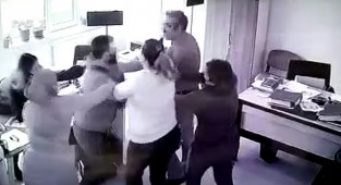 Önce kadın memura hakaret etti, sonra ayırmaya çalışan memura kafa attı