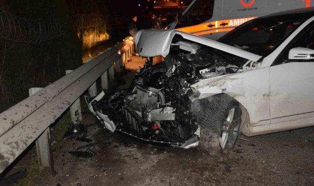 Önce önündeki araca, sonra bariyerlere çarptı: 3 yaralı