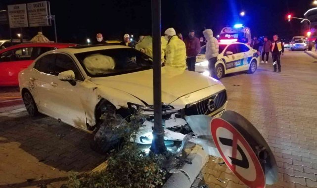 Önce saksıya, ardından park halindeki araçlara çarptı