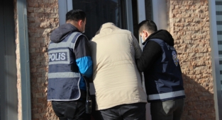 Önce yere vurdu sonra boğarak öldürdü