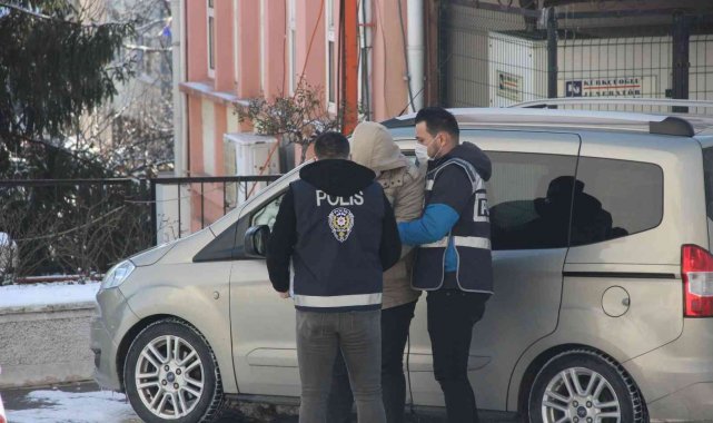 Önce yere vurdu sonra boğarak öldürdü