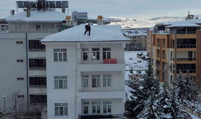 Önlem almadan çatıdaki karları temizledi, o anlar yürekleri ağza getirdi
