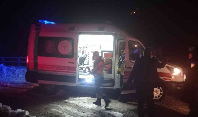 Orman işçileri karda yolu kapanan hasta için seferber oldu