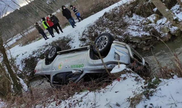 Orman muhafaza memurlarını taşıyan araç şarampole yuvarlandı: 2 yaralı